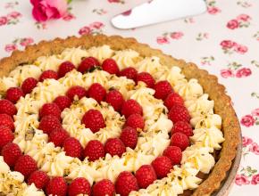 Kürbiskerntarte mit weißer Schokolade und Himbeeren