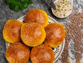 Kurkumalaibchen mit Linsenaufstrich