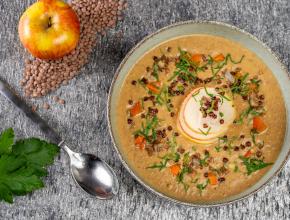 Linsensuppe mit Apfel und Räucherforelle