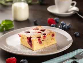 Buttermilchkuchen mit Beeren