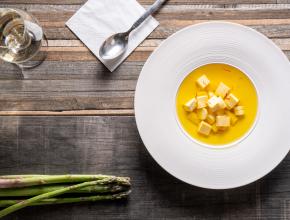 Klare Safran-Spargelsuppe mit Eistich