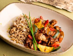 Maibock aus dem Wok mit Buchweizenrisotto