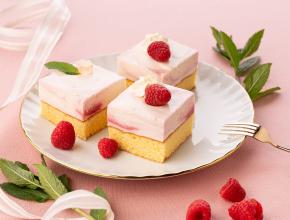 Apfelfrizzanteschnitte mit Himbeeren