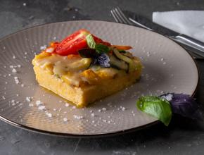 Polentaschnitten mit Gemüse