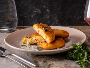 Erdäpfelküchlein mit Büffelmozzarellafülle