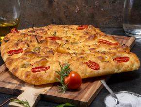 Focaccia mit Oliven und Kirschparadeisern 