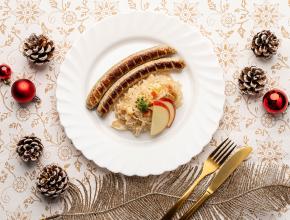 Bratwürstel mit Apfel-Sauerkraut