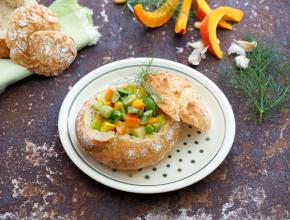 Gemüseeintopf im Brot 