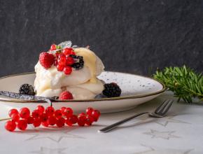Pavlova mit Beeren und Vanillecustard