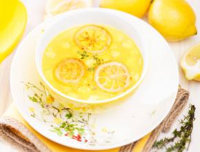 Zitronensuppe mit Maiskolben und Thymian