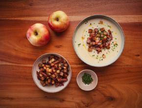 Erdäpfel-Apfel-Suppe mit knusprigem Topping