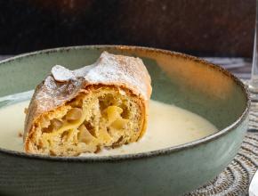 Kremstaler Strudel mit Weincreme
