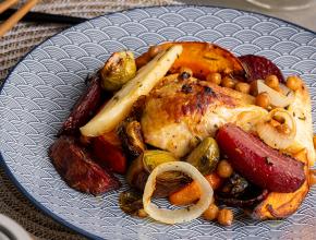 Ofengemüse mit Kichererbsen und Hühnerkeulen