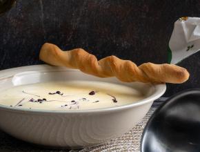 Weinschaumsuppe mit Knusperstangerln