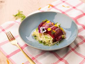 Wels im Rote-Rüben-Lack auf Fenchelsalat