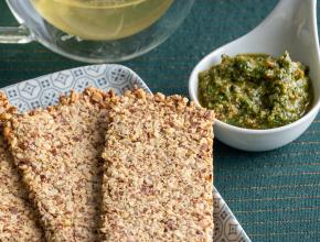 Wildkräuterpesto mit Hanfsamen und Crackern
