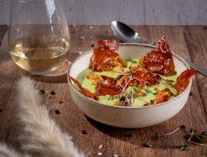 Bärlauchcremesuppe mit Vulkanlandschinkenchips