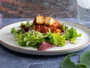 Schafskäse im Speckmantel mit Frühlingssalat