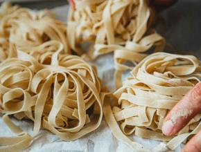Nudelteignester aus selbst gemachtem Nudelteig