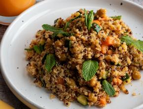 Quinoasalat mit Kichererbsen und Minze