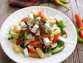 Nudelsalat mit Ziegenkäse, Gemüse und Mohn