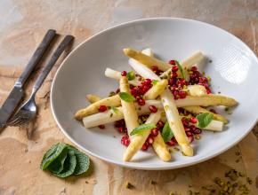 Spargel mit Granatapfelvinaigrette
