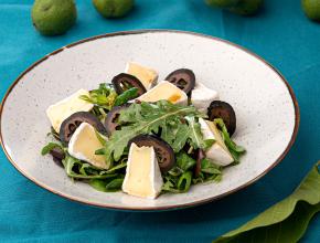 Blattsalat mit Käse und schwarzen Nüssen