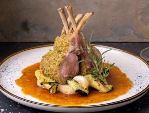 Lammkrone mit Lavendel-Kräuter-Kruste
