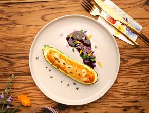 Zucchini mit vegetarischer Couscousfülle