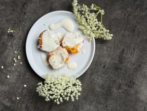 Gegrillte Pfirsiche mit Holler-Zitronen-Joghurt