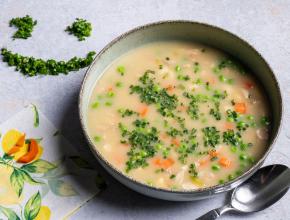 Hühnereinmachsuppe mit Erbsen