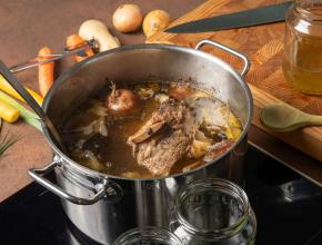 Knochenkraftsuppe