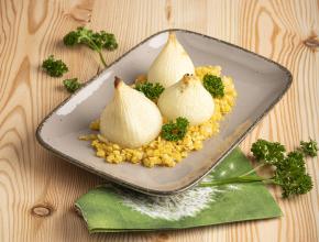 Gefüllte Feta-Zwiebeln auf Zitronenlinsen