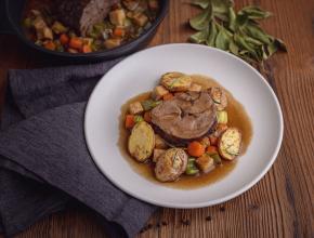 Geschmorter Lammrollbraten mit Gemüse