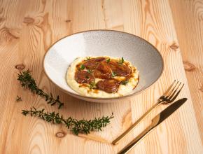 Glacierte Miso-Zwiebeln auf Nussbutterpüree