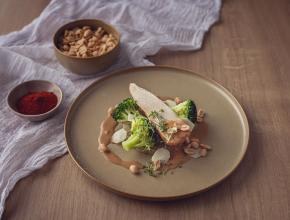 Erdnusshuhn mit Quinoa und Brokkoli