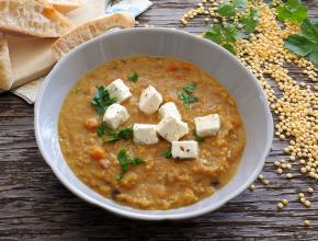 Gelbe Linsensuppe mit Käsewürfeln