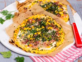 Polenta-Pizza mit Speck 