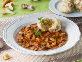 Schwammerlgulasch mit Semmelknödel
