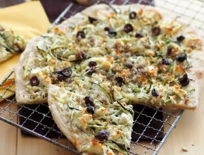 Flammkuchen mit Oliven und Zucchini