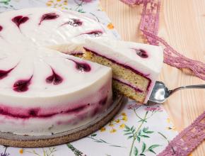 Joghurt-Zitronen-Torte mit Beeren