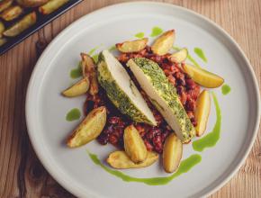 Pestohendl mit Paradeiser-Bohnen-Ragout