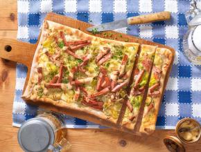 Wiesn Flammkuchen mit Leberkäse