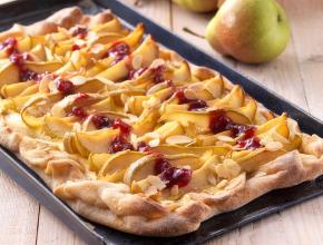 Flammkuchen mit Birnen und Preiselbeeren