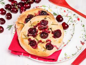 Flammkuchen mit Kirschen und Rosmarin