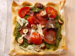 Flammkuchen mit Schinken und Rucola