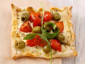 Flammkuchen mit Tomaten und Oliven 