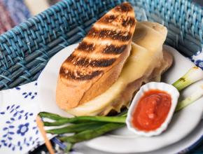 Grillsandwich mit Äpfeln, Schinken und Käse