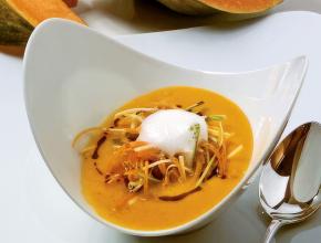 Kürbiscremesuppe mit Gemüsestroh