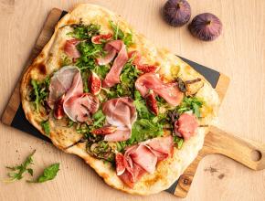 Flammkuchen mit Feigen und Rohschinken
